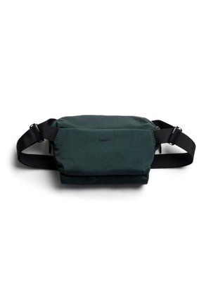 Marsupio rettangolare verde scuro con tracolla nera regolabile e piccola tasca frontale con cerniera, logo Bellroy centrato davanti.