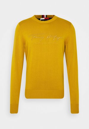 Gelber gestrickter Pullover mit rundem Ausschnitt, der den gestickten Text "Tommy Hilfiger" über der Brust trägt. Gerippte Bündchen und Saum.