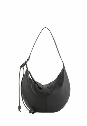 Schwarze Leder-Schultertasche in Form eines Halbmondes mit verstellbarem Riemen und dekorativen Quasten an einer Seite.