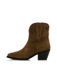 Botas de vaquero de ante marrón con punta afilada, detalles de costura y tacón apilado. Presentan una textura suave y un diseño clásico.