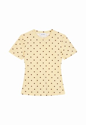 Jasnożółta, dopasowana koszulka z krótkim rękawem, ozdobiona równomiernie rozmieszczonymi małymi brązowymi kropkami i okrągłym dekoltem.