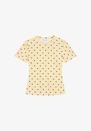 Jasnożółta, dopasowana koszulka z krótkim rękawem, ozdobiona równomiernie rozmieszczonymi małymi brązowymi kropkami i okrągłym dekoltem.