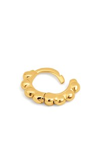 Goldene Creole mit einem geschwungenen Design, das runde, erhabene Erhebungen aufweist. Glatte, glänzende Oberfläche mit einem nahtlosen Schließmechanismus.