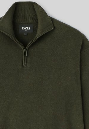 Pull-over vert foncé avec un col côtelé et une fermeture éclair, fabriqué dans un tissu doux et texturé. L'étiquette indique "BZB, taille L."