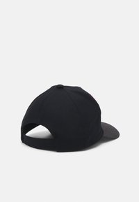 Svart stoff baseballcaps med grå skjerm; har snapback-lukking og en avrundet topp med en knappdetalj på kronen.