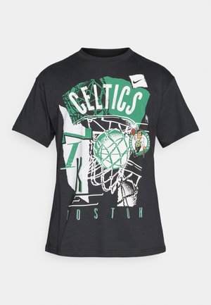 Sort bomuld T-shirt med grøn og hvid "Celtics" grafik, basketballnet-design og en logo af en leprechaun. Kortærmet, rund hals.