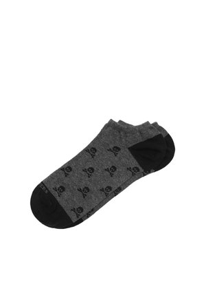 Calcetines grises con patrón de calaveras negras, que presentan una puntera y talón oscuros. Fabricados con un material suave de textura lisa y diseño de longitud hasta el tobillo.