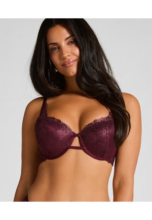 Soutien-gorge en dentelle bourgogne avec un motif floral, bonnets rembourrés, bretelles réglables et un détail découpe central sous les bonnets. Texture lisse.