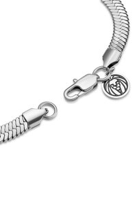 Silver metallarmband med en flexibel kedjedesign, som har en kräfta lås och en rund berlock med en logotyp. Slät yta genom hela armbandet.