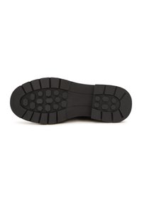 Suela de zapato de goma negra con un patrón hexagonal texturizado, que presenta surcos profundos y bordes acanalados para mejorar la tracción y la estabilidad.