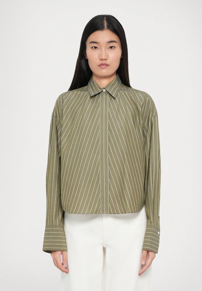 Camisa de botón a rayas verdes, fabricada en tejido ligero, de mangas largas con puños anchos, que presenta rayas verticales blancas y un cuello clásico.