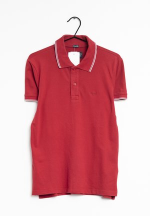 Polo rouge uni, doté d'une patte à deux boutons, de manches courtes et de rayures blanches contrastantes sur le col et les manches.
