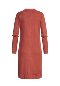 Rustrød strikkekjole med lange ermer, rund hals og ribbede mansjetter og nederkant. Stoffet har en jevn tekstur og en tettsittende silhuett.