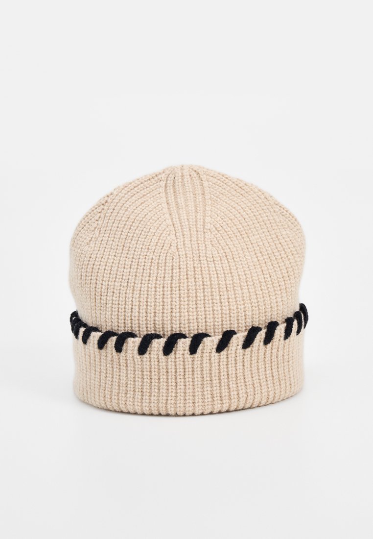Beige Strickmütze mit gerippter Textur und schwarzem Nahtakzent am Rand, mit einer runden Oberseite und vertikaler Nahtdetails.