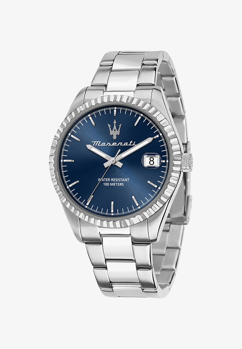 Maserati silverfärgad klocka i rostfritt stål med blå urtavla. Har en strukturerad bezel, datumvisning och är vattentät upp till 100 meter.