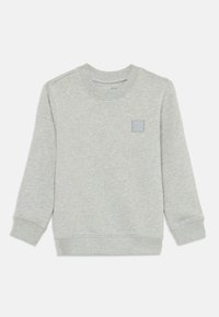 Svetlošedá mikina vyrobená z mäkkej tkaniny, s okrúhlym výstrihom, rebrovanými rukávmi a malým štvorcovým logom na hrudi.