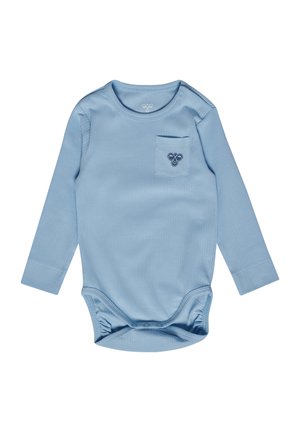 Lichtblauw baby-rompertje met lange mouwen, drukknoopjes onderaan, een klein voorvakje en een donkerblauw bijlogo op het vakje.