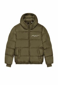 Giubbotto imbottito verde oliva con collo alto, cerniera frontale e due tasche laterali. Presenta pannelli cuciti e testo stampato bianco sul petto.