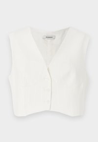 Top corto blanco con cuello en V, dos bolsillos frontales, cinco botones y rayas verticales texturizadas. Fabricado en una tela suave y ligera.