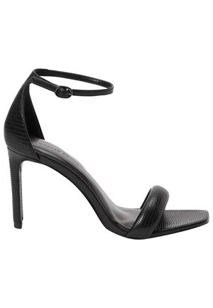 Czarne sandały na wysokim obcasie z teksturowanej ekoskóry, z odkrytymi palcami i paskiem na kostce. Obcas jest smukły w kształcie szpilki.