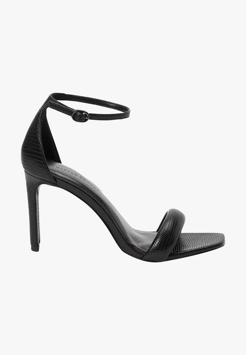 Sandales à talons hauts noires avec une tige en faux cuir texturé, bout ouvert et bride de cheville. Le talon est élégant et en forme de stiletto.