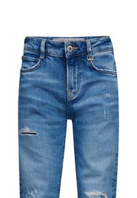 Jeans in denim blu con una finitura leggermente sbiadita. Presentano toppe consumate, cinque tasche e una chiusura frontale con bottone e zip.