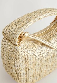 Geflochtene goldfarbene Handtasche mit strukturierter Oberfläche, rundem Shape und metallicfarbenem Reißverschlussdetail.