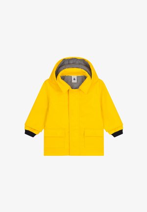Casaco amarelo impermeável com capuz, apresentando um forro riscado preto e punhos elásticos. Dois bolsos frontais com fechos de aba.