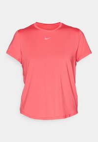 Camiseta deportiva rosa fabricada con un tejido ligero, con cuello redondo, mangas cortas y un pequeño logo en el pecho.