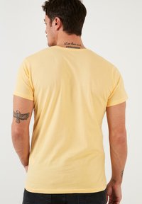 Buratti CREW NECK MARTİNA - Apdrukāts T-krekls - yellow