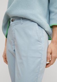 comma casual identity REGULAR  MIT GARMENT DYE - Pantalon classique - hellblau