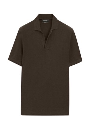 Polo shirt à manches courtes, marron foncé, col ouvert, fabriqué en tissu tricoté en coton, posé à plat sur un fond blanc.