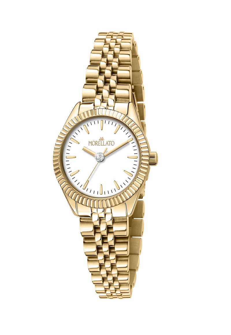 Orologio oro con una lunetta texturizzata, quadrante bianco, lancette dorate e un brillante gemma alle 3, dotato di un bracciale metallico intrecciato.