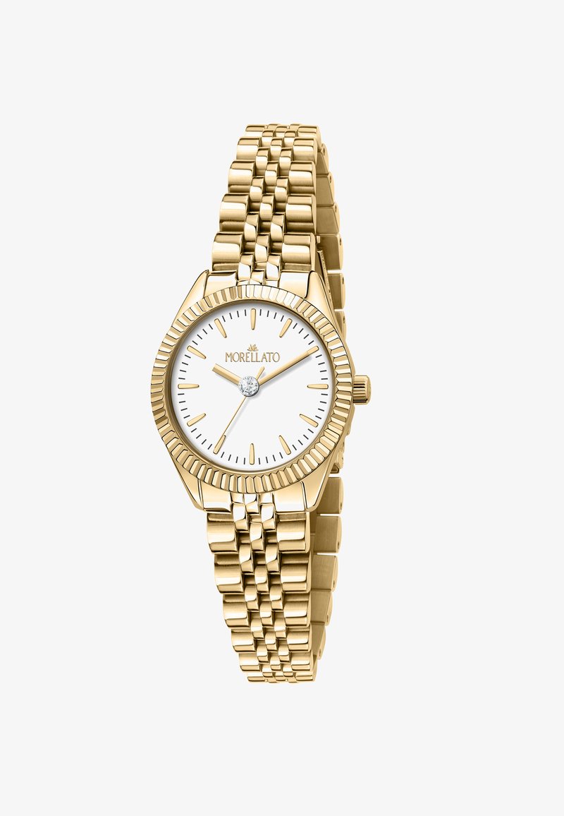 Orologio oro con una lunetta texturizzata, quadrante bianco, lancette dorate e un brillante gemma alle 3, dotato di un bracciale metallico intrecciato.