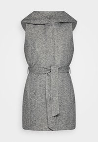 Szary płaszcz bez rękawów z paskiem, wykonany z miękkiego materiału, z szerokim kołnierzem i luźnym krojem. Brak widocznych zapięć i kieszeni.