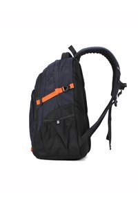 Zaino caratterizzato da un tessuto blu scuro con dettagli neri, spallacci arancioni e un retro in rete testurizzata per la ventilazione. Include tasche laterali.