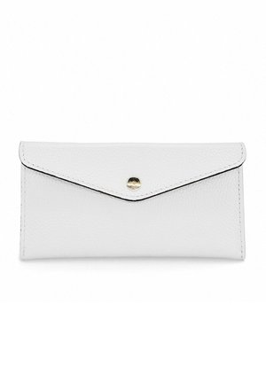 Portefeuille en cuir blanc texturé avec un rabat triangulaire et une fermeture centrale à bouton-pression doré, présenté sur un fond blanc.