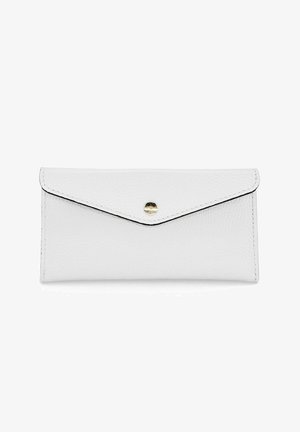 Portefeuille en cuir blanc texturé avec un rabat triangulaire et une fermeture centrale à bouton-pression doré, présenté sur un fond blanc.