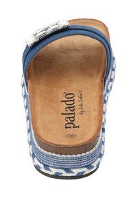 La sandale bleue à glissière présente une sangle texturée avec une boucle décorative, une semelle intérieure rembourrée et une semelle tressée à motif blanc et bleu.