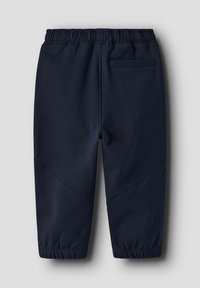 Pantaloni jogger blu scuro, con cintura elastica, vestibilità affusolata, caratterizzati da cuciture curve e una tasca posteriore. Texture liscia, tessuto leggero.