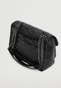 Zwarte doorgestikte handtas met zilveren kettingaccenten en een gladde textuur, voorzien van een gestructureerde vorm en een korter handvat voor veelzijdigheid.
