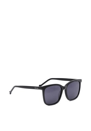 Czarne okulary przeciwsłoneczne w kwadratowej oprawie z ciemnymi soczewkami i cienkimi zausznikami, z napisem Nine West z boku.