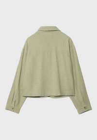 Jasnozielona, krótka kurtka z fakturowanej tkaniny. Posiada kołnierzyk, długie rękawy i mankiety zapinane na guziki. Czysty, minimalistyczny design.