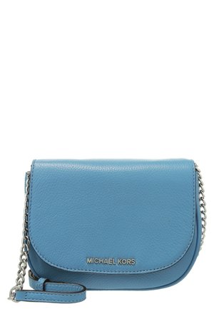 Kleine blauwe leren crossbodytas met zilveren kettingriem en 'Michael Kors'-logo op de voorklep.