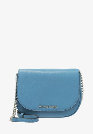 Mała niebieska skórzana torba na ramię z srebrnym łańcuszkiem i logo "Michael Kors" na przedniej klapie.
