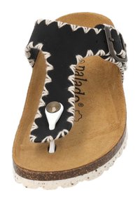 Schwarze Flip-Flop-Sandale mit einem strukturierten Riemen, der weiße Nähte, ein dekoratives weißes Akzent und eine gepolsterte braune Fußbett aufweist.