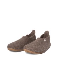 Pantofole in feltro marrone con una texture morbida, design a taglio basso e suola in gomma. Presentano un piccolo accento a forma di croce bianca su una delle scarpe.