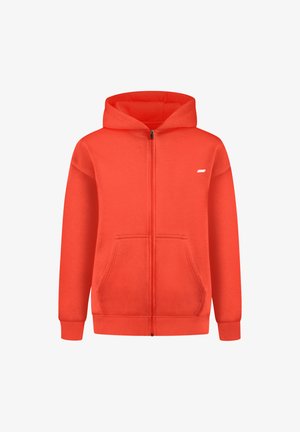 Sudadera roja con cremallera y capucha, hecha de una tela suave. Presenta un bolsillo frontal y un pequeño logo en la parte izquierda del pecho. Puños acanalados.