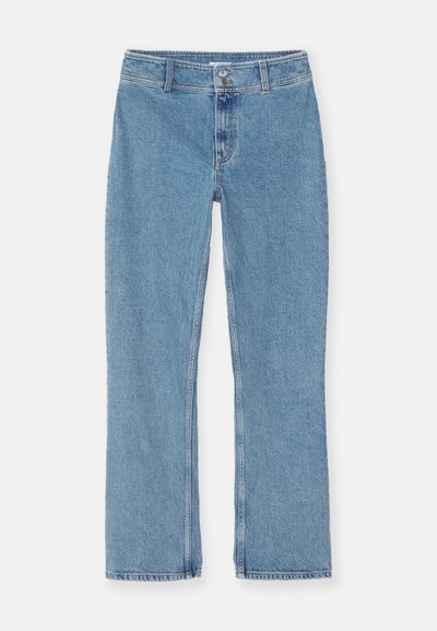 Helle blaue gerade geschnittene Jeans aus Denim mit Knopf- und Reißverschluss, Gürtelschlaufen und Standardnähten auf weißem Hintergrund.