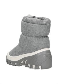 Šedá textilní bota s prošívaným svrškem, bílou mezipodešví a robustní šedou podešví. Disponuje polstrovaným límcem a značením na patě.